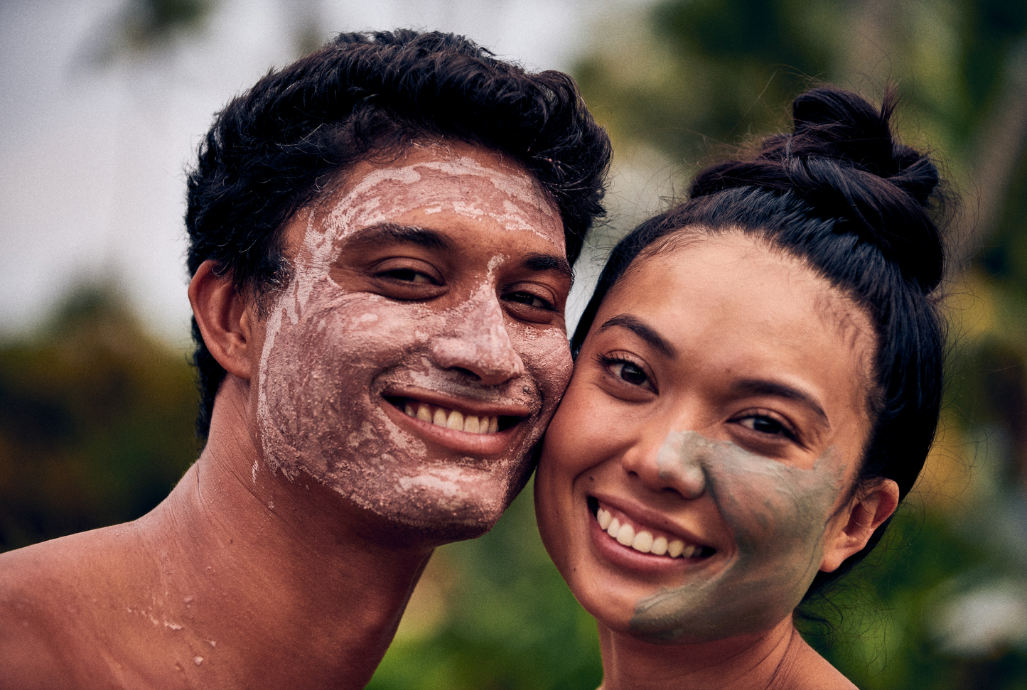 This image shows the Desesh US-made spa quality mineral face mask powder as an alternative to single use face mask sheets for a more environmentally friendly zero waste plastic free self care face mask routine. In the image a man and a woman are smiling after having applied the charcoal and beetroot mineral powdered face masks