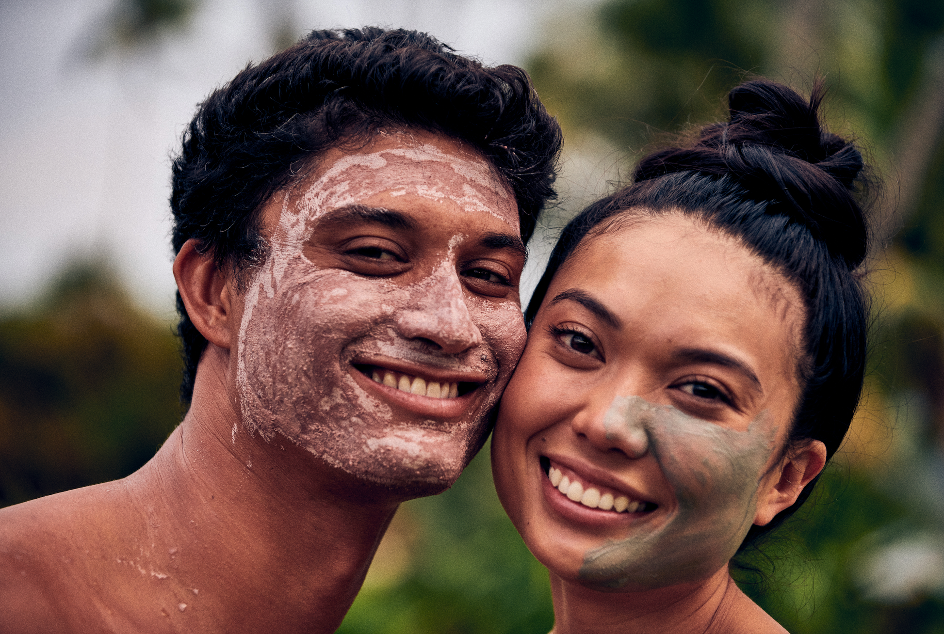 This image shows the Desesh US-made spa quality mineral face mask powder as an alternative to single use face mask sheets for a more environmentally friendly zero waste plastic free self care face mask routine. In the image a man and a woman are smiling after having applied the charcoal and beetroot mineral powdered face masks
