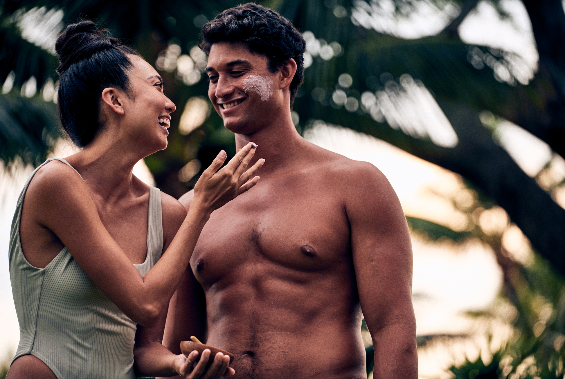 This image shows the Desesh US-made spa quality mineral face mask powder as an alternative to single use face mask sheets for a more environmentally friendly zero waste plastic free self care face mask routine. In the image a woman is applying the beetroot mineral face mask powder to a shirtless man